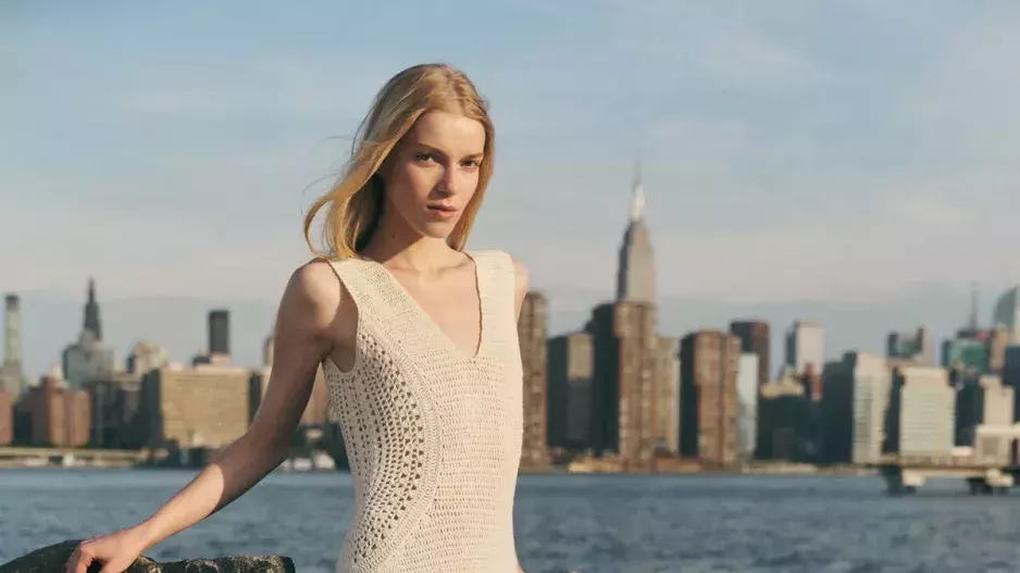 Háčkované šaty Ocon z vlny a kašmíru v barvě slonové kosti Háčkované šaty Ocon z vlny a kašmíru v barvě slonové kosti